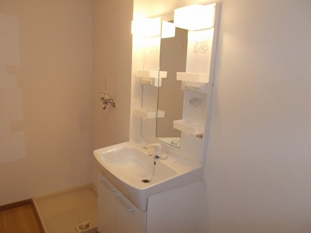 グランディールの洗面所|脱衣スペースもあります