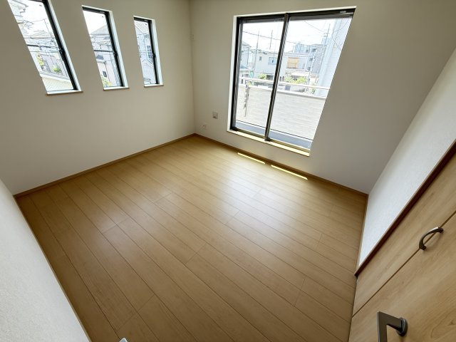 堺市東区高松　新築一戸建ての洋室