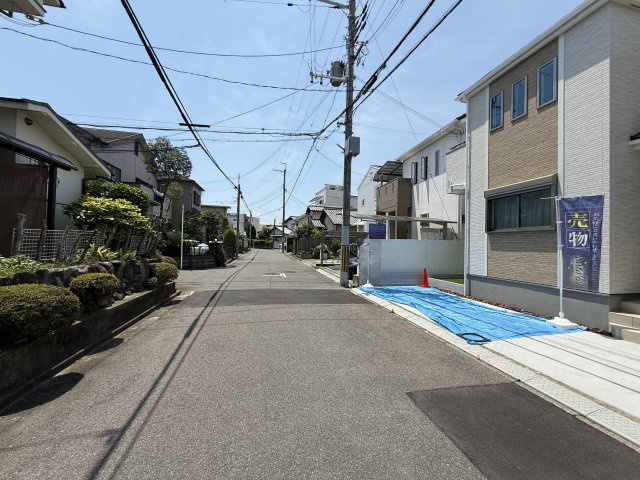堺市東区高松　新築一戸建ての前面道路含む現地写真