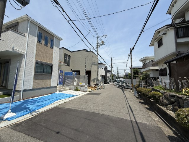 堺市東区高松　新築一戸建ての前面道路含む現地写真