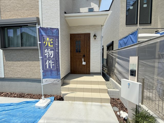 堺市東区高松　新築一戸建ての玄関