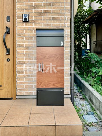 葛飾区堀切4丁目中古住宅の外観|留守中に便利な宅配ボックス完備。