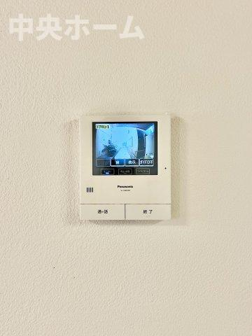 葛飾区堀切4丁目中古住宅のセキュリティ|【モニターホン】誰が来たかすぐにわかるカラーモニター付きインターホン。通話ボタンを押すまでは室内の音は漏れていませんので相手を確かめてから応対できます。