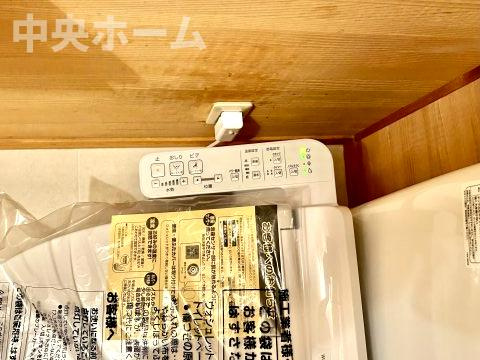 葛飾区堀切4丁目中古住宅の内装|【ウォシュレット】清潔に使いたいお手洗いには最適な設備です。もちろんウォームレットも標準装備です。