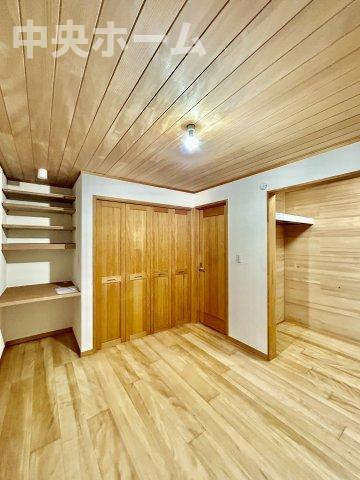 葛飾区堀切4丁目中古住宅の寝室|【寝室】心と体をゆったりと安らげる主寝室。寝室のゆとりが大きい分だけ、暮らしの安らぎは深まります。一日の疲れを癒すだけでなく、ご夫婦の親密な語らいを紡ぎ出します