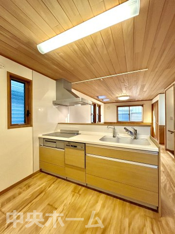 葛飾区堀切4丁目中古住宅のキッチン|ワイドで収納豊富なシステムキッチン