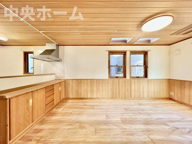 葛飾区堀切4丁目中古住宅のキッチン|視界に広がりを生むオープンなキッチン。料理や片付けをしながら、家族との会話を楽しんだり、リビングで遊ぶ子どもを見守れます。ご見学時には家具の配置などもイメージしながらぜひご覧になって見て下さい。