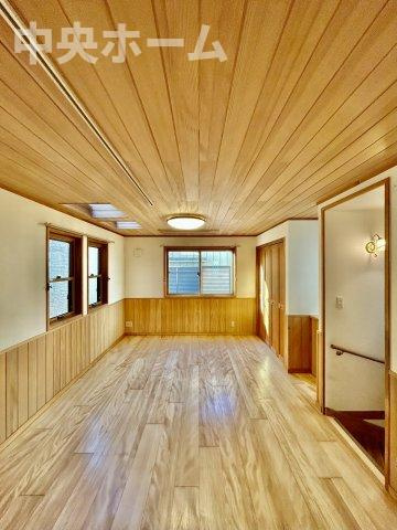 葛飾区堀切4丁目中古住宅の居間・リビング|【リビングダイニング】一日の中で多くの時間を過すことになるリビングダイニングだからこそ、いつも穏やかな空間であることが必然。爽やかな通風と採光を存分に感じる事が出来る空間です。