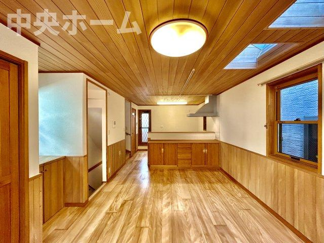 葛飾区堀切4丁目中古住宅のダイニング|【ダイニング】忙しい朝でも、しっかり家族が揃って食事をして頂けるゆとりある大きさのダイニングスペース。奥様が作る手料理をカウンター越しに受けとって頂き、テーブルで囲む素敵な時間を存分に愉しんで下さい。