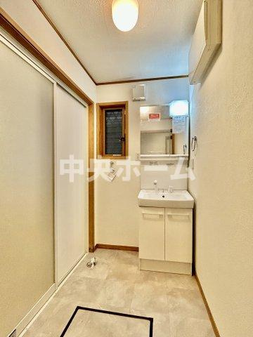 葛飾区堀切4丁目中古住宅のランドリースペース|【ランドリースペース】担当者がスケールを持ち歩いておりますので、ご見学時には現在お使いの洗濯機などがきちんと収まるかなどもチェックして下さい。見学前に測っておくと非常に便利だと思います。