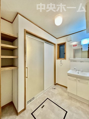 葛飾区堀切4丁目中古住宅の脱衣所|【洗面所】明るい洗面所は朝をすっきりさせてくれる空間です。バタバタしている忙しい朝でも収納が多い洗面台では短い時間で効率良く支度ができます。