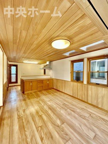 葛飾区堀切4丁目中古住宅の居間・リビング|居間リビング