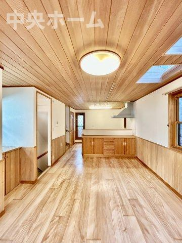 葛飾区堀切4丁目中古住宅の居間・リビング|【居間・リビング】「ＬＤＫは家族団らんをデザイン」広いＬＤＫでは家族が集まり一緒の時間を過ごせる工夫がされております。何気ない一日の当たり前のひとコマがいつか一生の宝物になります