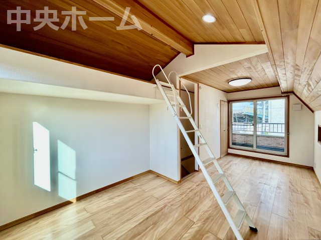 葛飾区堀切4丁目中古住宅の洋室|【洋室】快適に過ごす条件は、一人ひとり違います。だからこそ飾り過ぎないシンプルな内装と偏り過ぎないデザインで統一しております。居住していく中でオーナー様だけの【マイホーム】に創り上げて下さい