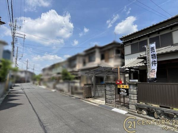 生駒郡安堵町大字東安堵の中古一戸建の前面道路含む現地写真|■現地撮影写真■ 道路との高低差がなく駐車もスムーズに行えます。