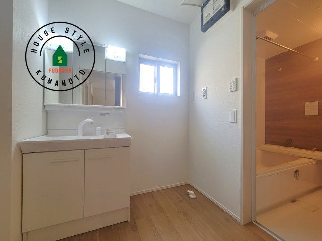 熊本市中央区琴平1丁目第1-4棟（3号棟）　の脱衣所|ゆとりの洗面スペースで朝の身支度もスムーズに。暮らしを快適に変えるシャワー付洗面台です！