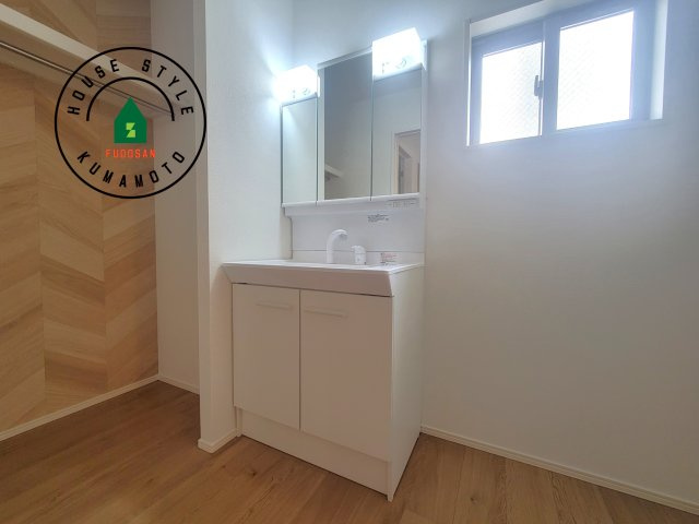 熊本市中央区琴平1丁目第1-4棟（3号棟）　の独立洗面台|毎日使うものだから清潔な空間を保ちたい水回り。洗面にはそんな願いを解消させてくれる収納アイデアが満載です。三面鏡の裏側にはキャビネットが現れ小物から背の高い物まで収納できます。