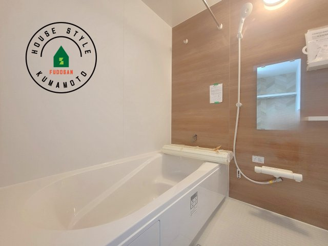 熊本市中央区琴平1丁目第1-4棟（3号棟）　の浴室|1日の疲れを癒してくれる広々バスルーム。雨の日のお洗濯にも大活躍な浴室乾燥機付です！