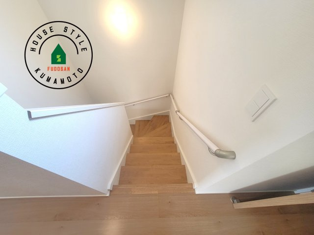 熊本市中央区琴平1丁目第1-4棟（3号棟）　の内装|階段からも明るい光が入ります。採光や通風も階段の重要な役割です。