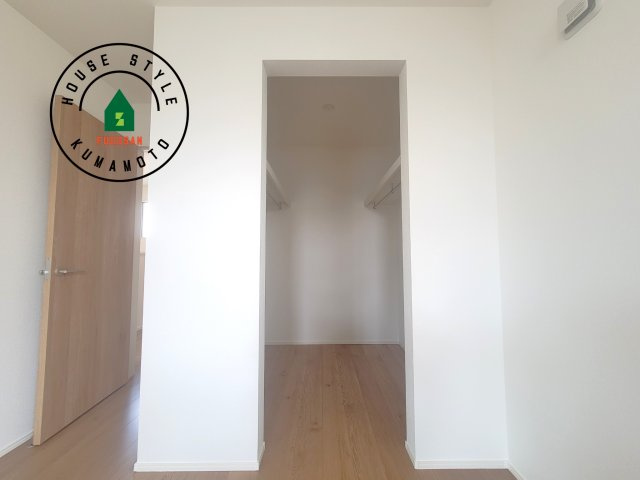 熊本市中央区琴平1丁目第1-4棟（3号棟）　の収納|洋服や大きな荷物が多い方や人数の多いご家族などは、一般的なクローゼットよりもウォークインクローゼットのほうが使い勝手が良いです。