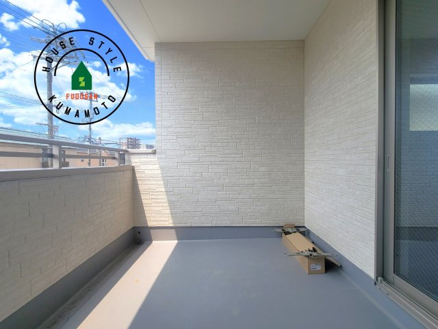 熊本市中央区琴平1丁目第1-4棟（3号棟）　のバルコニー|風をしっかりと感じられるバルコニーでは、毎日が洗濯日和です。広々としているので洗濯も楽しくなるでしょうし、気分転換にバルコニーからの眺めを楽しむのもいいでしょう。