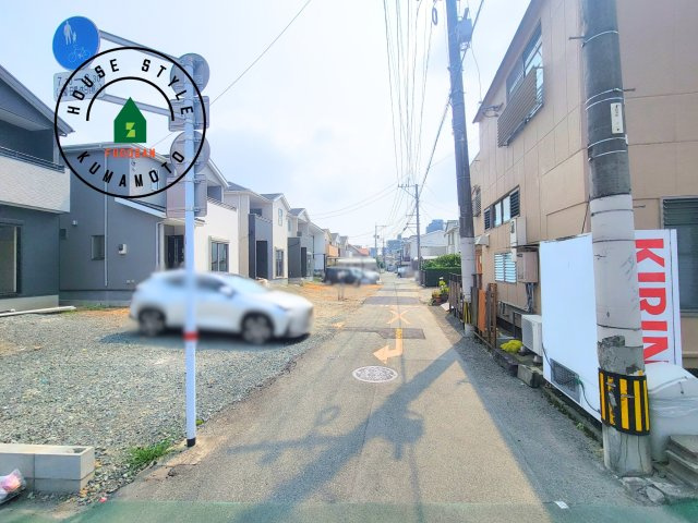 熊本市中央区琴平1丁目第1-4棟（3号棟）　の前面道路含む現地写真|前面道路は閑静な住宅地をはしる車通りの少ない道路。お車の出し入れが苦手なママや小さなお子様にも安心ですね。しっかり舗装もされているので、ベビーカーや自転車で通っても快適に通行できます。