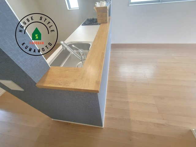 熊本市中央区琴平1丁目第1-4棟（3号棟）　のダイニング|キッチンから立ち込める香りが今日の料理を期待させます。