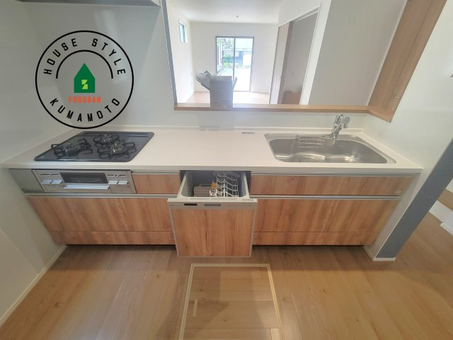 熊本市中央区琴平1丁目第1-4棟（3号棟）　のキッチン|ご家族を近くに感じられる対面キッチンのLDK。会話もはずみそうですね。