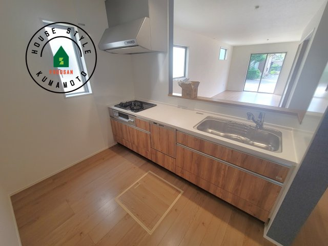 熊本市中央区琴平1丁目第1-4棟（3号棟）　のキッチン|ダイニングテーブルへの配膳がラクラク、お料理はかどるカウンター付きシステムキッチン！