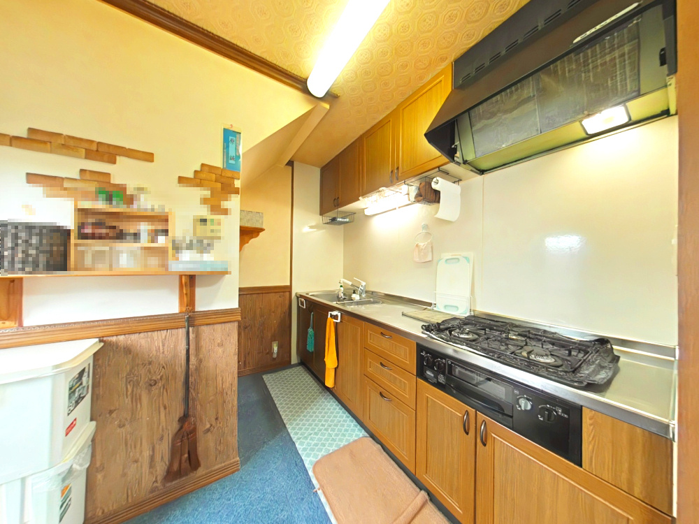 久米戸建てのキッチン|・キッチンスペース
階段下収納がついてます！