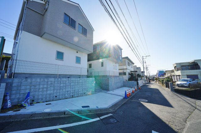 【横浜市保土ケ谷区川島町705-10全2棟新築戸建て】★仲介手数料無料★（川島小学校・西谷中学校）の前面道路含む現地写真