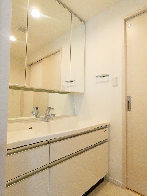 アウルステージ西市の独立洗面台|明るく清潔感のある洗面台。鏡が大きいため、空間に広がりと開放感を与えてくれます♪