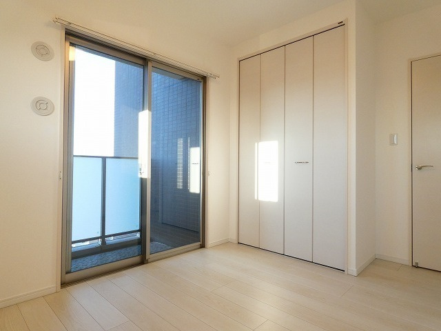 アウルステージ西市の洋室|西側バルコニーにつながる洋室。採光面が確保できるのも嬉しいポイントです♪