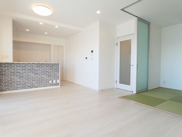 アウルステージ西市の居間・リビング|内装は明るいカラーでまとまっており、落ち着きのある居心地の良い空間です。