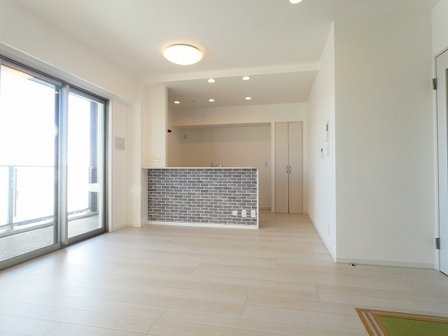 アウルステージ西市の居間・リビング|LDKは15帖以上と、広々とご使用いただけます。
対面式キッチンのため、お料理中も家族の顔が見られますね♪