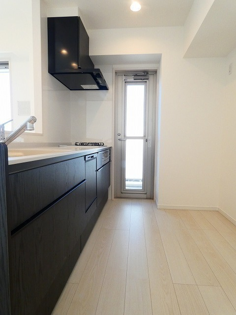 アウルステージ西市のキッチン|キッチンは〈LIXIL EX〉シリーズを採用。人工大理石を使用しており、落ち着きのある上質な空間です。