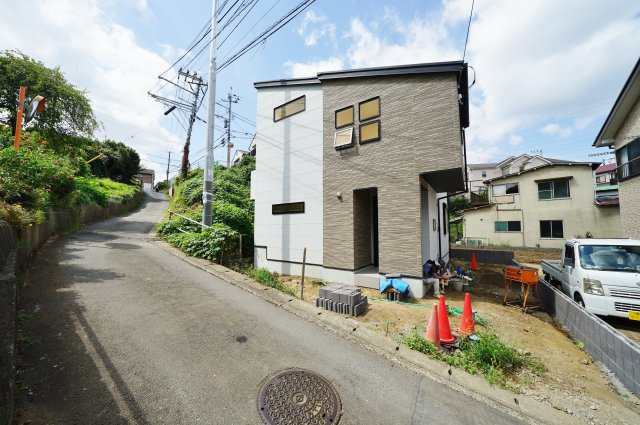 【横浜市保土ケ谷区仏向町797新築戸建て】★仲介手数料無料★（仏向小学校・橘中学校）の前面道路含む現地写真