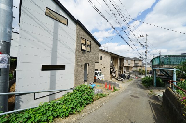 【横浜市保土ケ谷区仏向町797新築戸建て】★仲介手数料無料★（仏向小学校・橘中学校）の前面道路含む現地写真