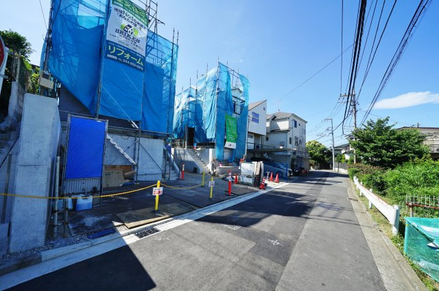 【横浜市保土ケ谷区宮田町3丁目308-3新築戸建て】★仲介手数料無料★（峯小学校・宮田中学校）の前面道路含む現地写真