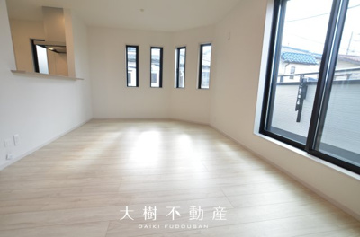 【居間・リビング】 | 綾瀬市寺尾中4丁目 新築戸建て 全1棟【仲介手数料無料】 | 宅地建物取引士による不動産のご説明・現地のご案内、住宅金融普及協会住宅ローンアドバイザーが住宅ローンのアドバイスから融資実行までのお手伝いをしっかりサポートします♪