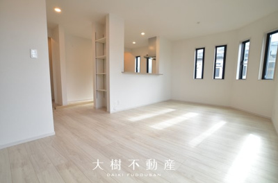 【居間・リビング】 | 綾瀬市寺尾中4丁目 新築戸建て 全1棟【仲介手数料無料】