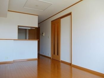 【居間・リビング】 | ソレイユ白浜北Ⅰ | こちらの居間で趣味の時間をお楽しみください