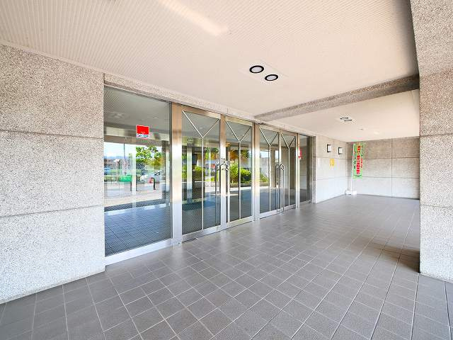エステムコート学園前ラフィーネのエントランス
