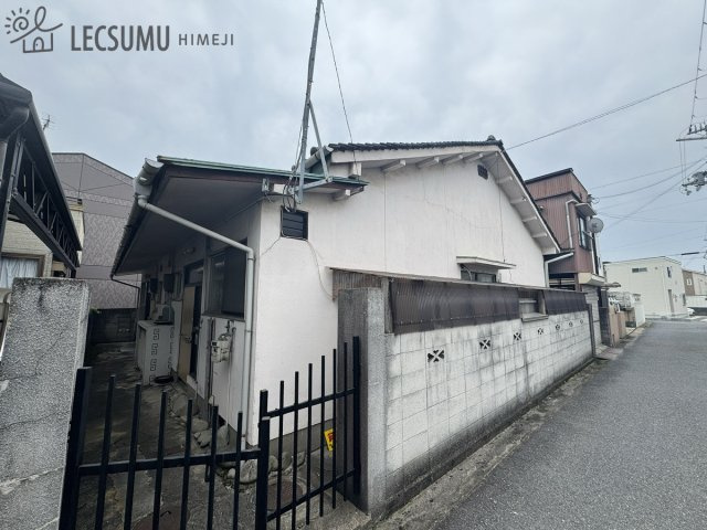 姫路市飯田3丁目/中古戸建の前面道路含む現地写真