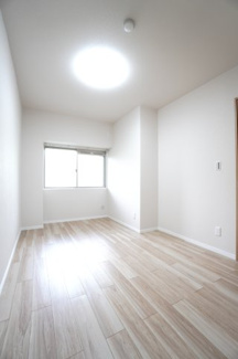 【洋室】 |  【ハイブランドリノベ】ローレルコート古江 | 【洋室約6.1帖】
心と体をゆったりと安らげる主寝室。
寝室のゆとりが大きい分だけ、
暮らしの安らぎは深まります。
一日の疲れを癒すだけでなく、
ご夫婦の親密な語らいを紡ぎ出します。