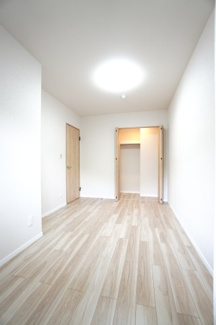 【洋室】 |  【ハイブランドリノベ】ローレルコート古江 | 【洋室約6.1帖】
どんな家具や敷物でも部屋に馴染みやすく、
コーディネートがし易そうですね。
配置も柔軟に対応できるので身の回りの整理もし易い！
自分好みの空間に出来そうですね！