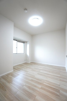 【洋室】 |  【ハイブランドリノベ】ローレルコート古江 | 【洋室約6.0帖】
将来、ライフスタイルや家族構成が変わった時等、
第2子供部屋としても活用できそうですね！
勿論、壁掛けエアコンも取付が出来ますので、
快適な居室環境で過ごせそうです！