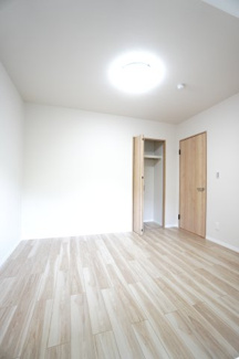 【洋室】 |  【ハイブランドリノベ】ローレルコート古江 | 【洋室約6.0帖】
こども部屋をコーディネート！このぐらいの広さがあれば、 
お子さんの好きな色やモチーフを使ったコーディネートで、
勉強もお片付けも全部楽しいお気に入りの空間にしていけそうですね！