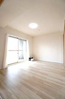 【洋室】 |  【ハイブランドリノベ】ローレルコート古江 | 【洋室約6.5帖】
在宅勤務・リモートワークの書斎や、
趣味やくつろぎのスペースとしても。
家族と一緒に楽しい時間を過ごす中にも、
一人でくつろげる時間と場所は特に良いですね。