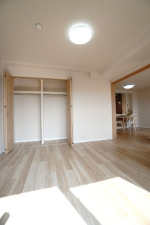 【洋室】 |  【ハイブランドリノベ】ローレルコート古江 | 【洋室約6.5帖】
将来、ライフスタイルや家族構成が変わった時等、
第2子供部屋としても活用できそうですね！
勿論、壁掛けエアコンも取付が出来ますので、
快適な居室環境で過ごせそうです！